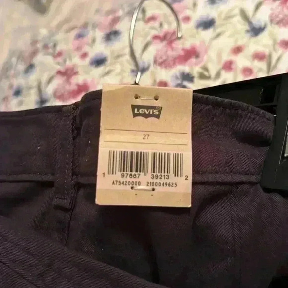 Woman’s Levi’s Utility Shorts NWT - Picture 4 of 7